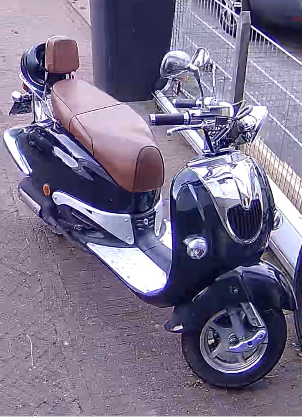 Zwarte retro scooter met bruin zadel, Gebruikt, Benzine, Ophalen, Overige merken