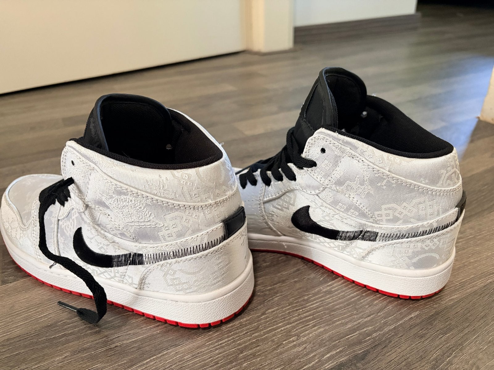Nike Air Jordan 1 Mid Chinese New Year maat 41 valt klein, Ophalen of Verzenden, Zo goed als nieuw, Wit, Sneakers of Gympen