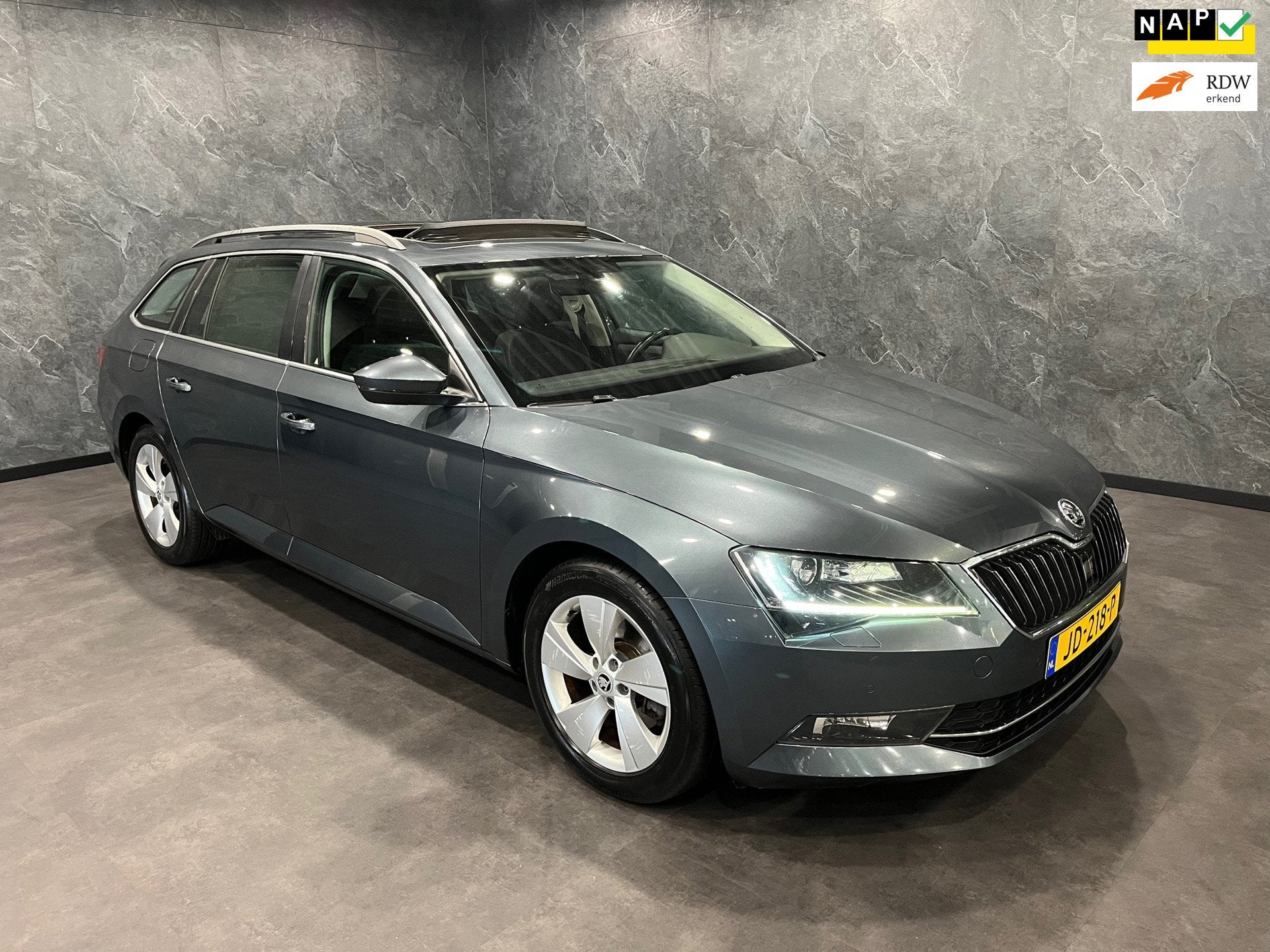 Skoda Superb Combi 1.6 TDI DSG AUTOMAAT FACELIFT PANO NAP LE, Auto's, Dealer onderhouden, Gebruikt, 4 cilinders, Automatische klimaatregeling