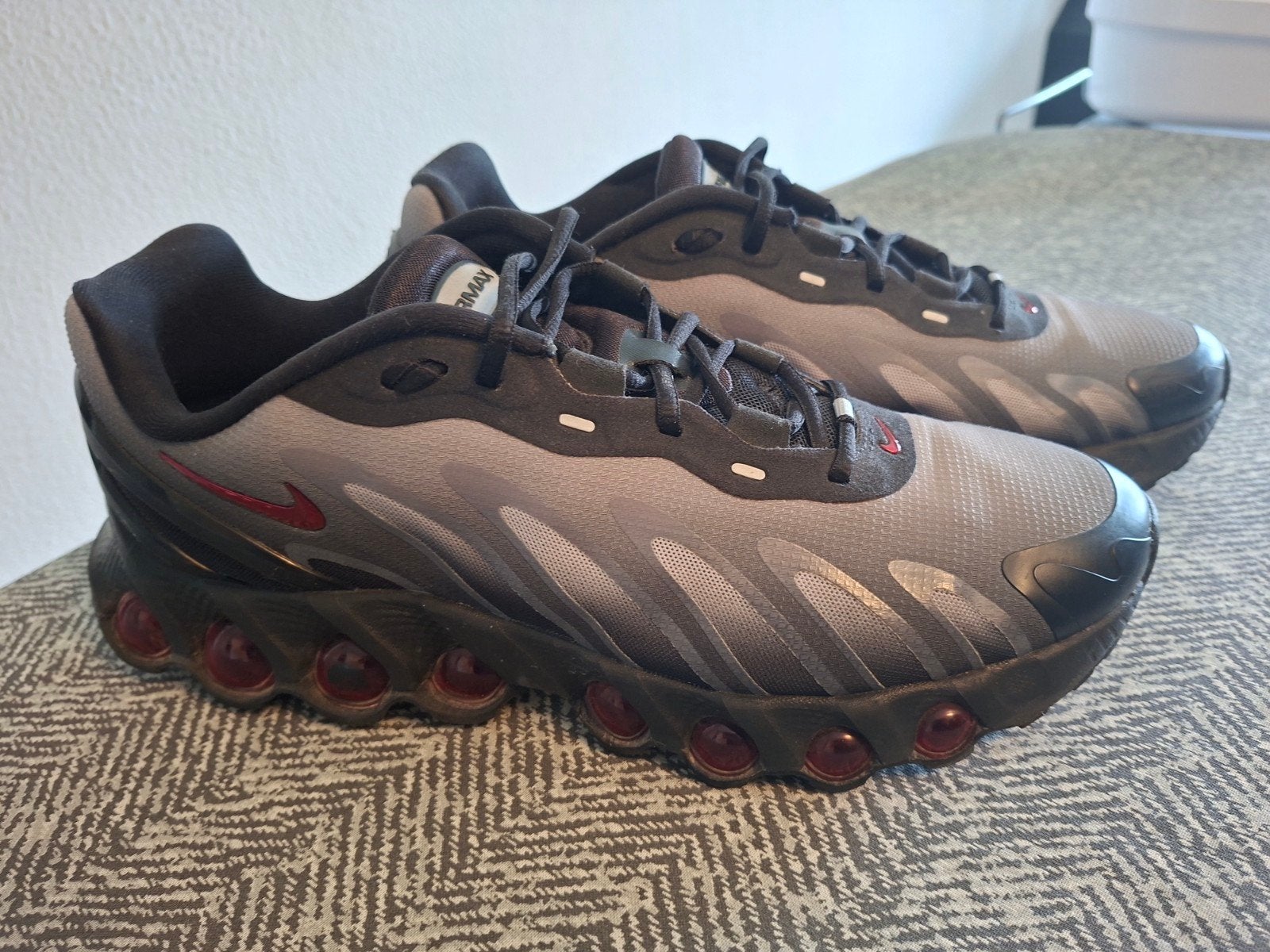 ZGAN Nike Air Max Dn8 'Grey & Gym Red' maat 44, Kleding | Heren, Schoenen, Zo goed als nieuw, Sneakers of Gympen, Overige kleuren