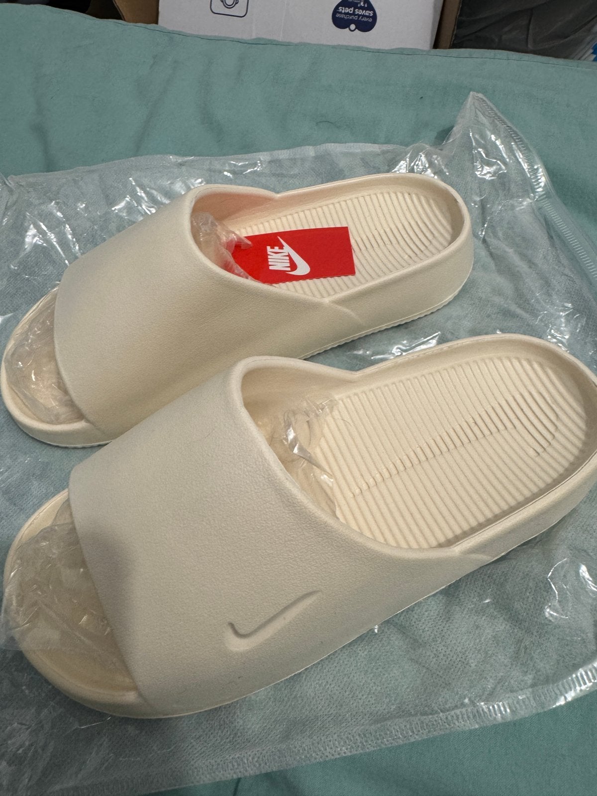 Nike slippers - Nieuw, Slippers, Beige, Nieuw, Ophalen of Verzenden