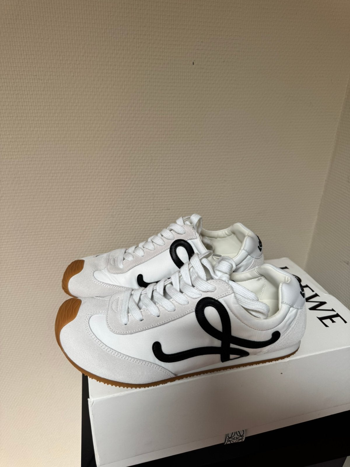 Loewe schoenen nieuw, Wit, Nieuw, Ophalen of Verzenden, Sneakers of Gympen