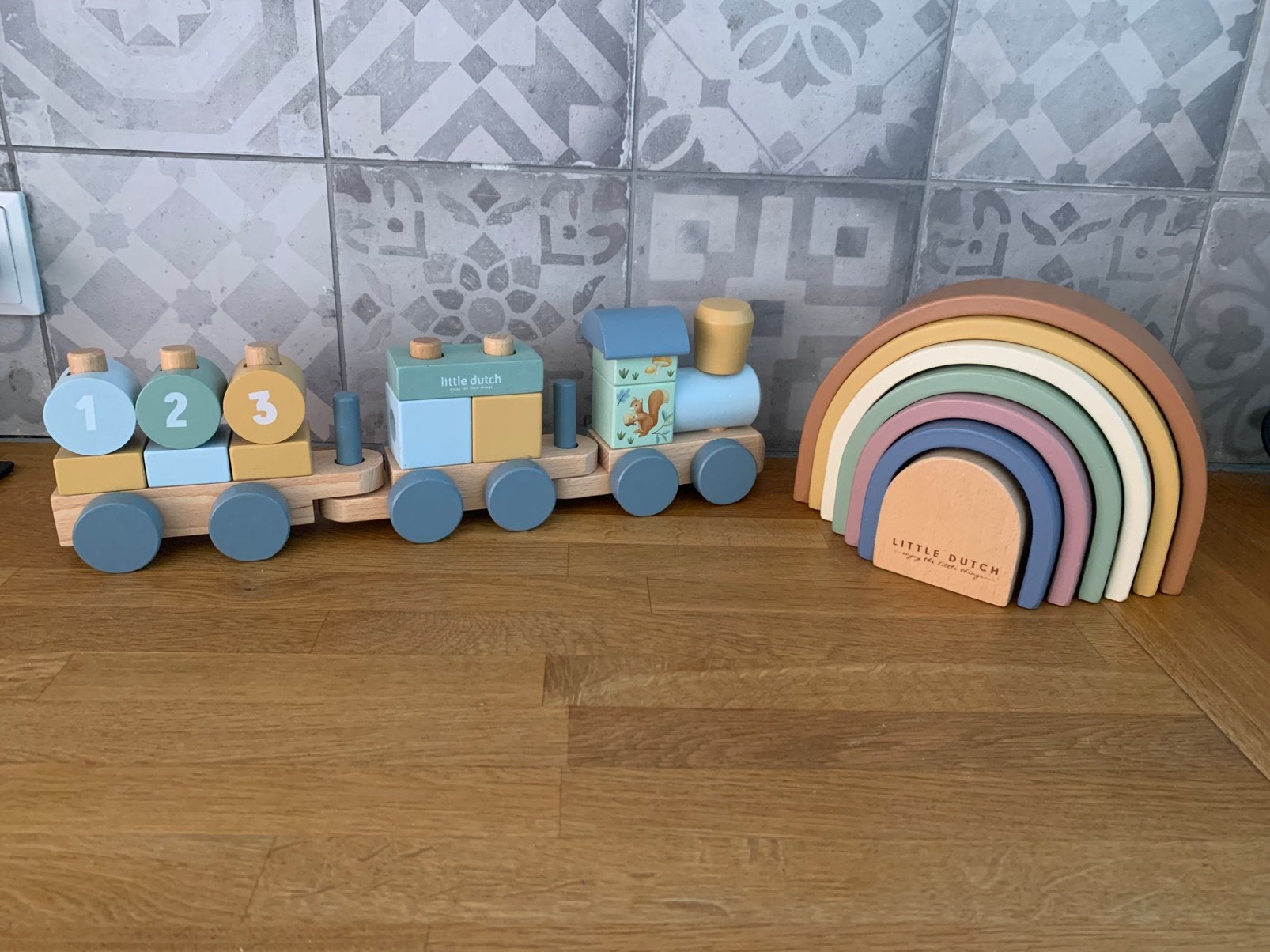 Little dutch houten trein én regenboog, Kinderen en Baby's, Speelgoed | Houten speelgoed, Ophalen, Zo goed als nieuw, Rij- of Hobbelspeelgoed