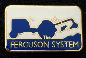 Ferguson System broche- goudkleur, Verzamelen, Verzenden, Nieuw, Transport, Speldje of Pin
