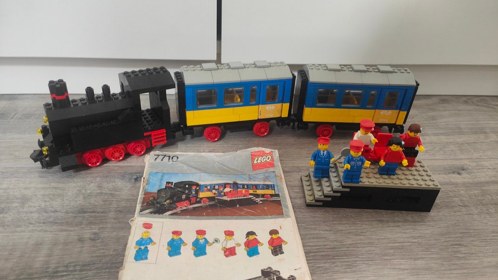 Vintage LEGO Trein 7710 met wagons en minifiguren, Gebruikt, Overige thema's, Lego, Ophalen of Verzenden