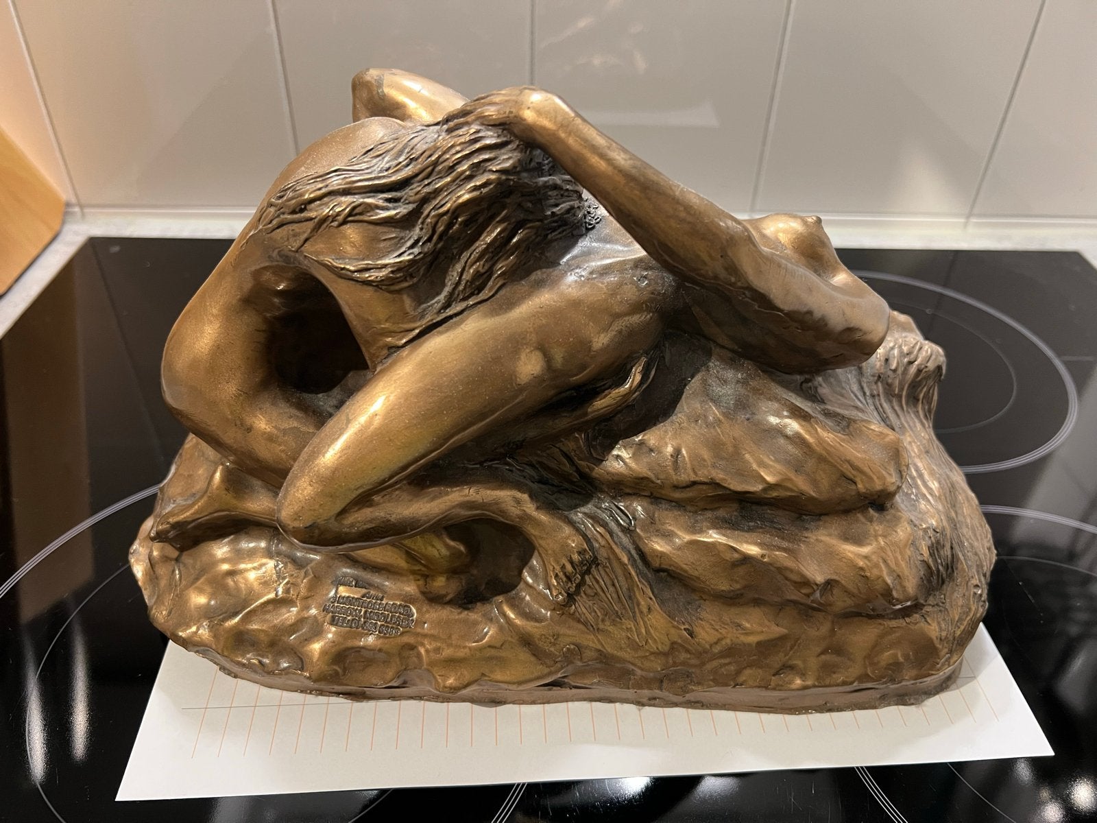 Zwaar bronzen beeld van twee vrouwfiguren, gesigneerd, Antiek en Kunst, Groep mensen, Ophalen of Verzenden, 20 - 50 cm, Beeld