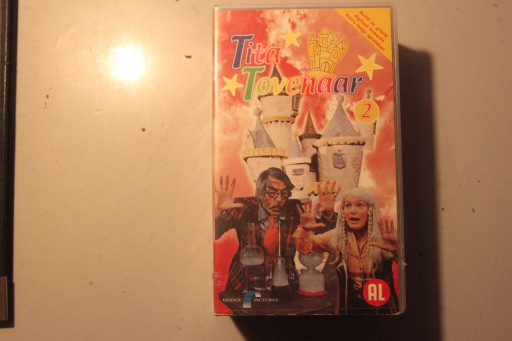 801d - vhs - tita tovenaar 2 - deel 1 en 2, Alle leeftijden, Ophalen of Verzenden, Gebruikt, Komedie