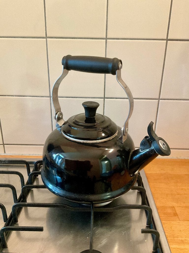 Fluitketel Le Creuset zwart, Huis en Inrichting, Keuken | Keukenbenodigdheden, Gebruikt, Ophalen of Verzenden, Zwart, Metaal