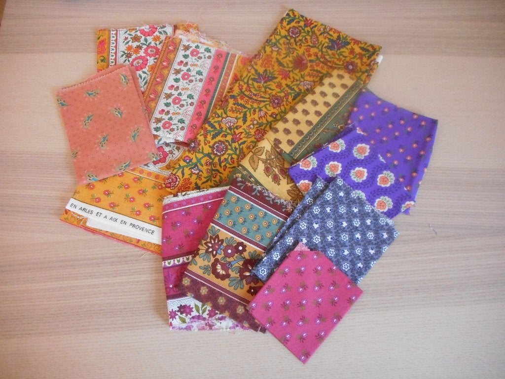 Pakket lapjes stof met thema Provençaals, Provence, Hobby en Vrije tijd, Overige kleuren, Nieuw, Ophalen of Verzenden, 30 tot 120 cm