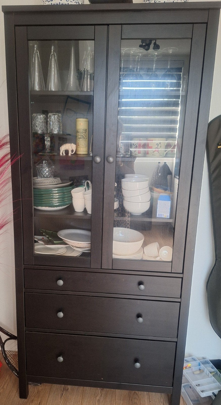 Donkerbruine vitrinekast met lades en glazen deuren, Ophalen, Gebruikt, Met deur(en), Glas