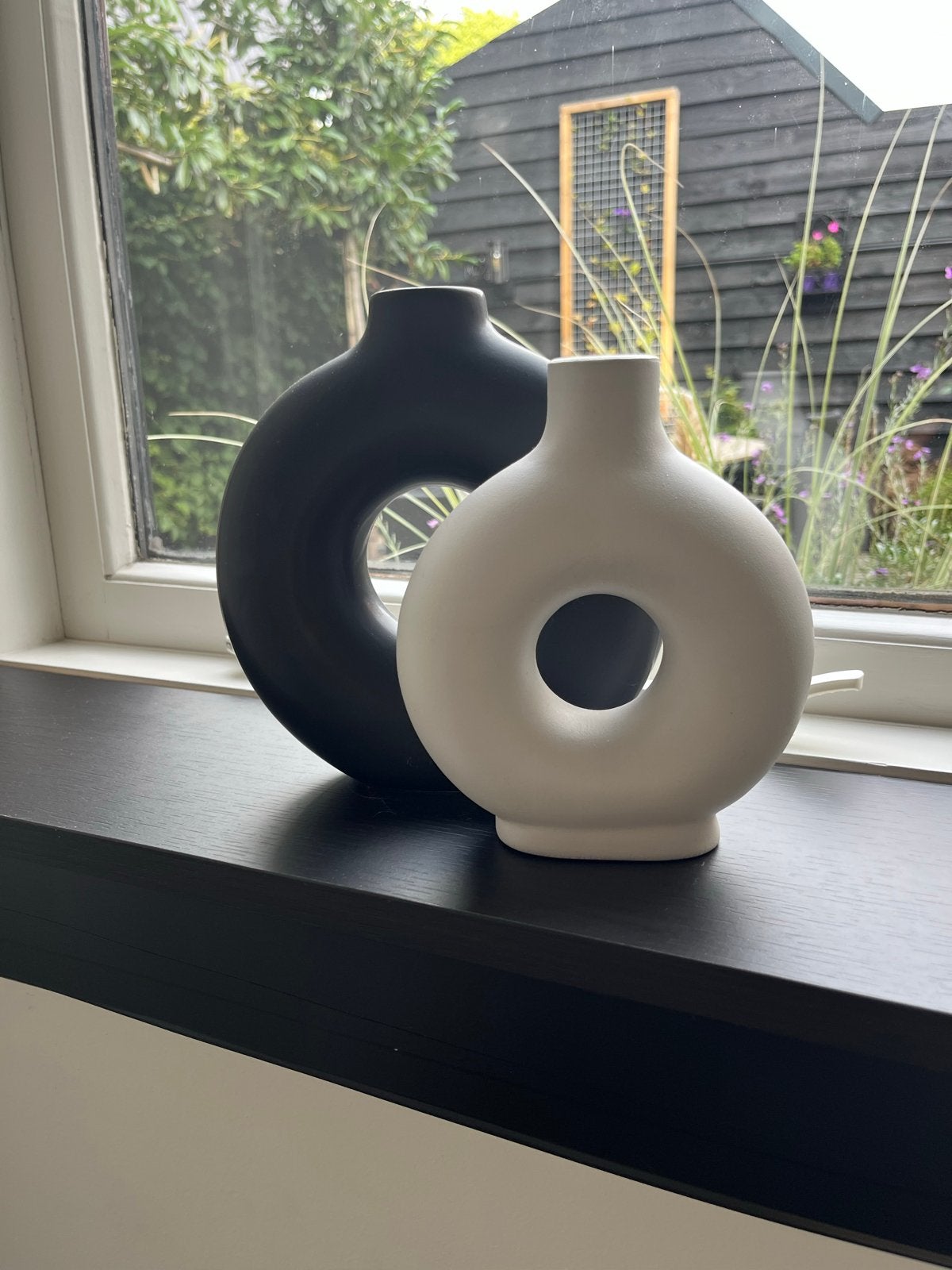 Set van 2 ronde vazen: zwart (20cm) en wit (17cm), Wit, Ophalen of Verzenden, Zo goed als nieuw, Steen/keramiek