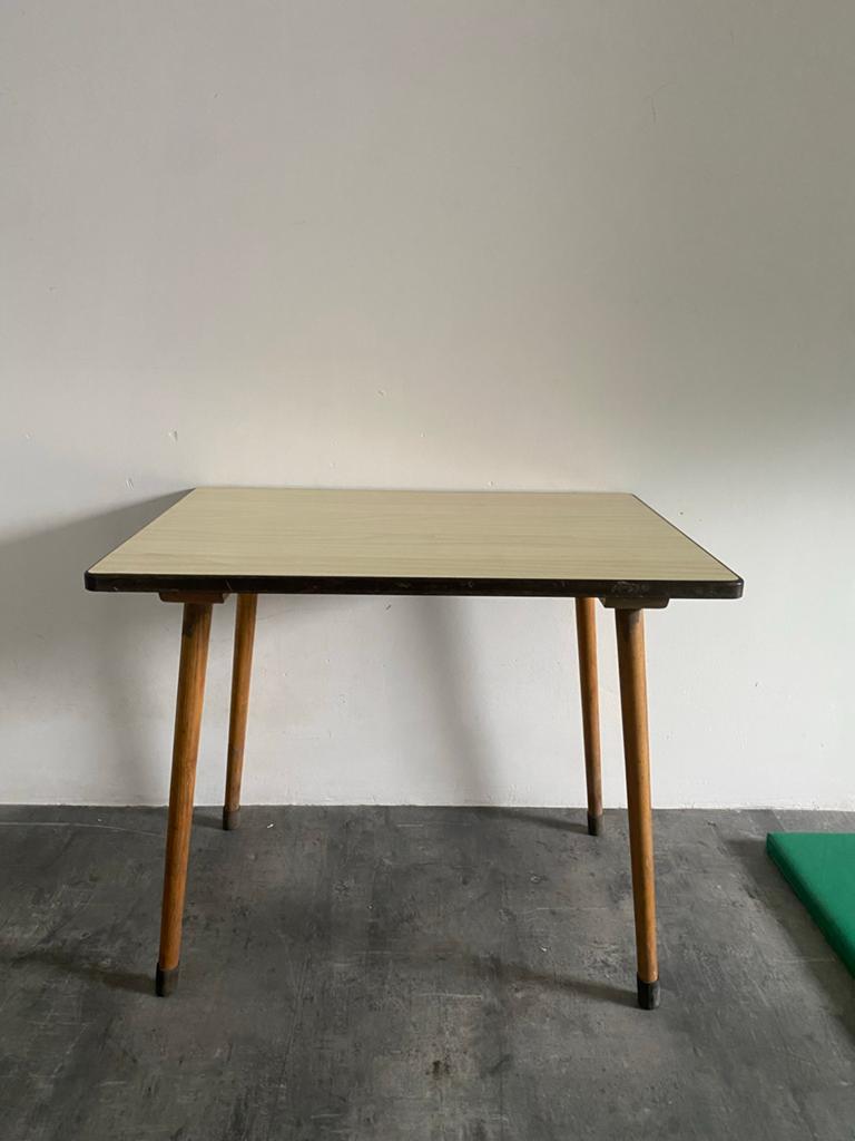 Vintage bijzettafel / schooltafel / bureau met houten poten, Huis en Inrichting, Bureaus, Ophalen, Gebruikt