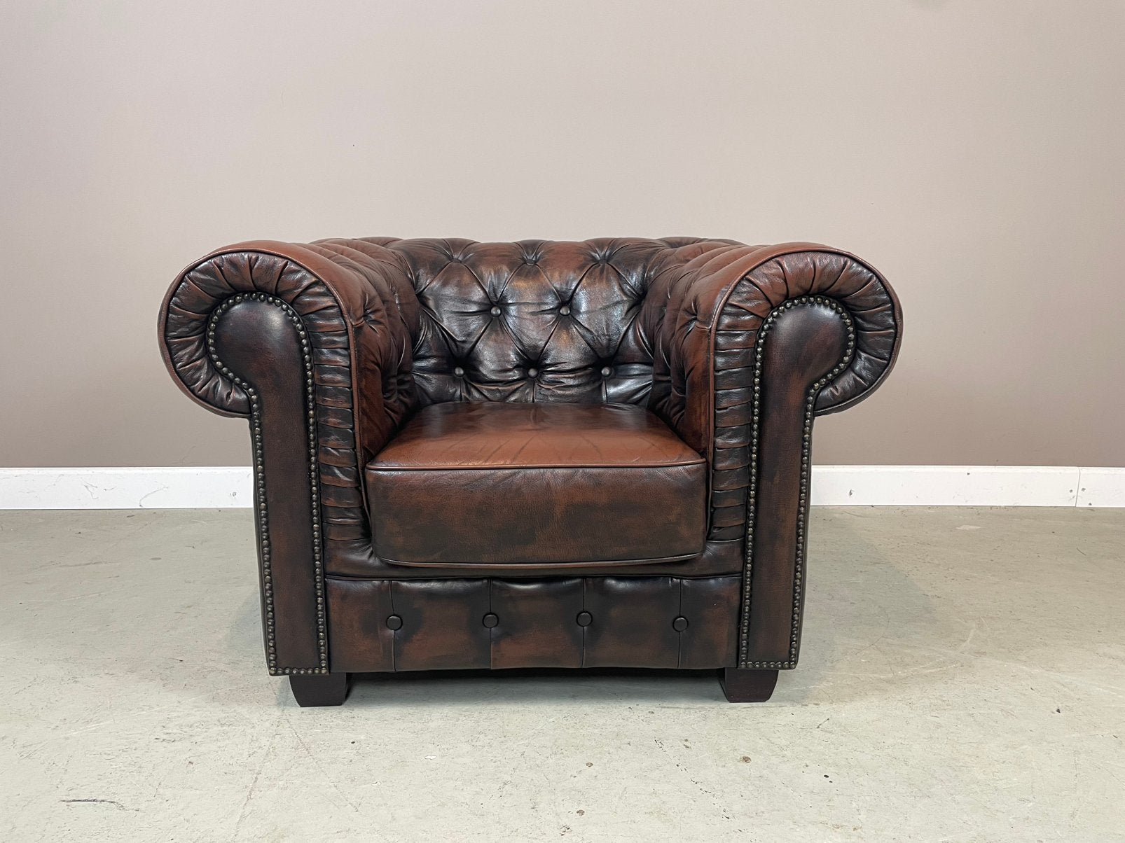 Originele Engelse Chesterfield clubfauteuil d bruin ZGAN, Ophalen, Zo goed als nieuw