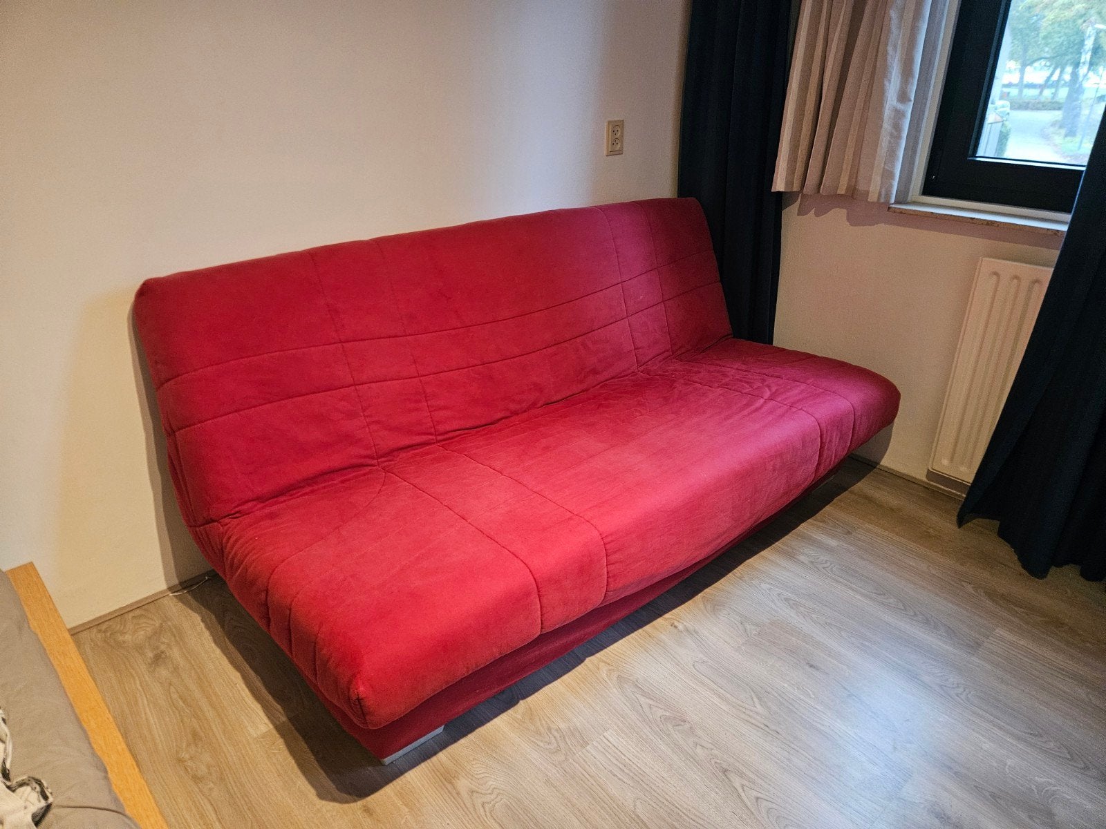 Rode slaapbank - Comfortabel en praktisch, Huis en Inrichting, Ophalen, Gebruikt, Tweepersoons, Overige maten