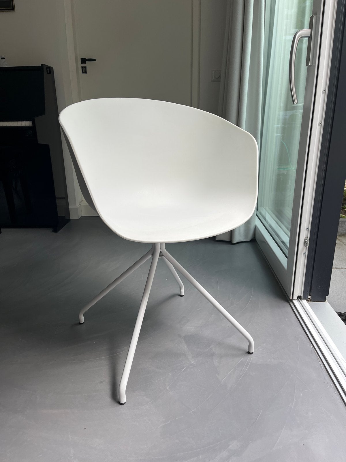 Hay stijl - Moderne witte stoel met metalen onderstel, Ophalen, Kunststof, Wit, Zo goed als nieuw