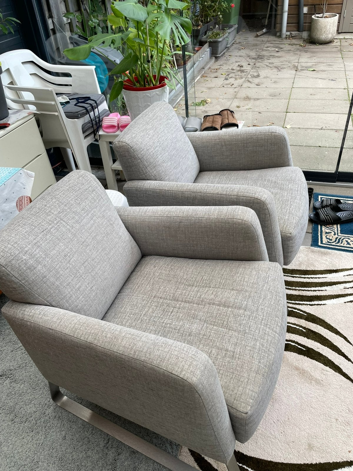 2 identieke comfortabele fauteuils – lichtgrijs – set van 2, Huis en Inrichting, Ophalen, Gebruikt, 75 tot 100 cm, Stof