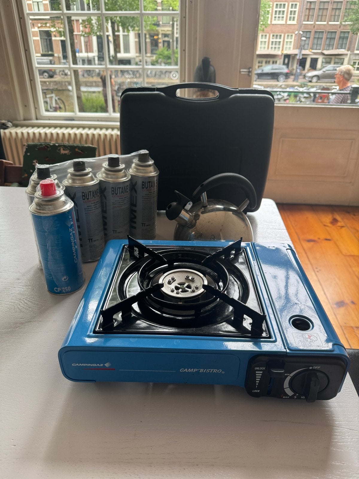 Camp Bistro 1-Pit Campinggaz + 5 gasflessen + fluitketel, Caravans en Kamperen, Kampeeraccessoires, Ophalen, Zo goed als nieuw