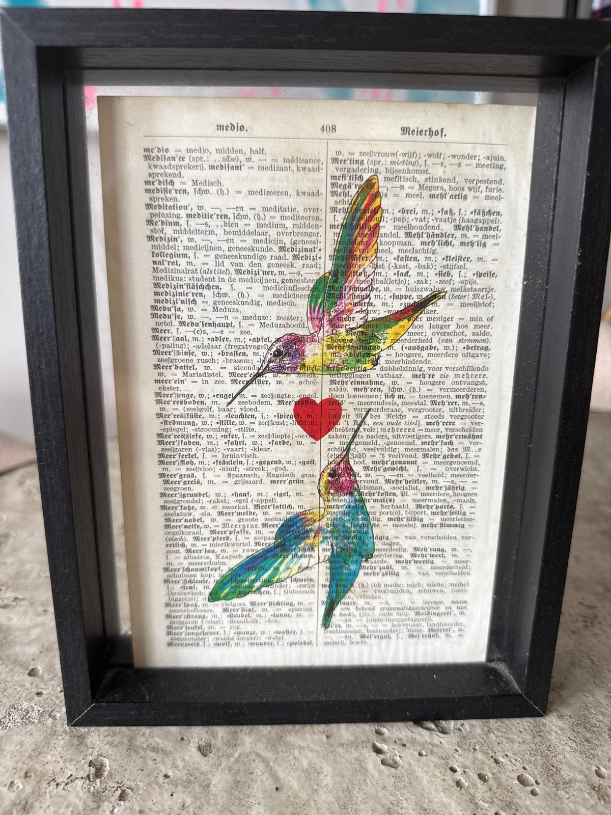 Lief kunstwerk: Twee kolibries met hartje op vintage pagina, Antiek en Kunst, Verzenden, Dieren, Papier, Ingelijst