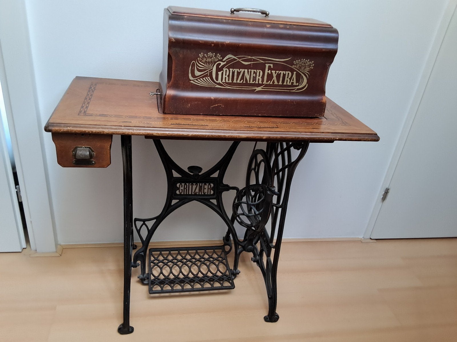 Antieke Gritzner Extra Naaimachine met Houten Tafel, Ophalen