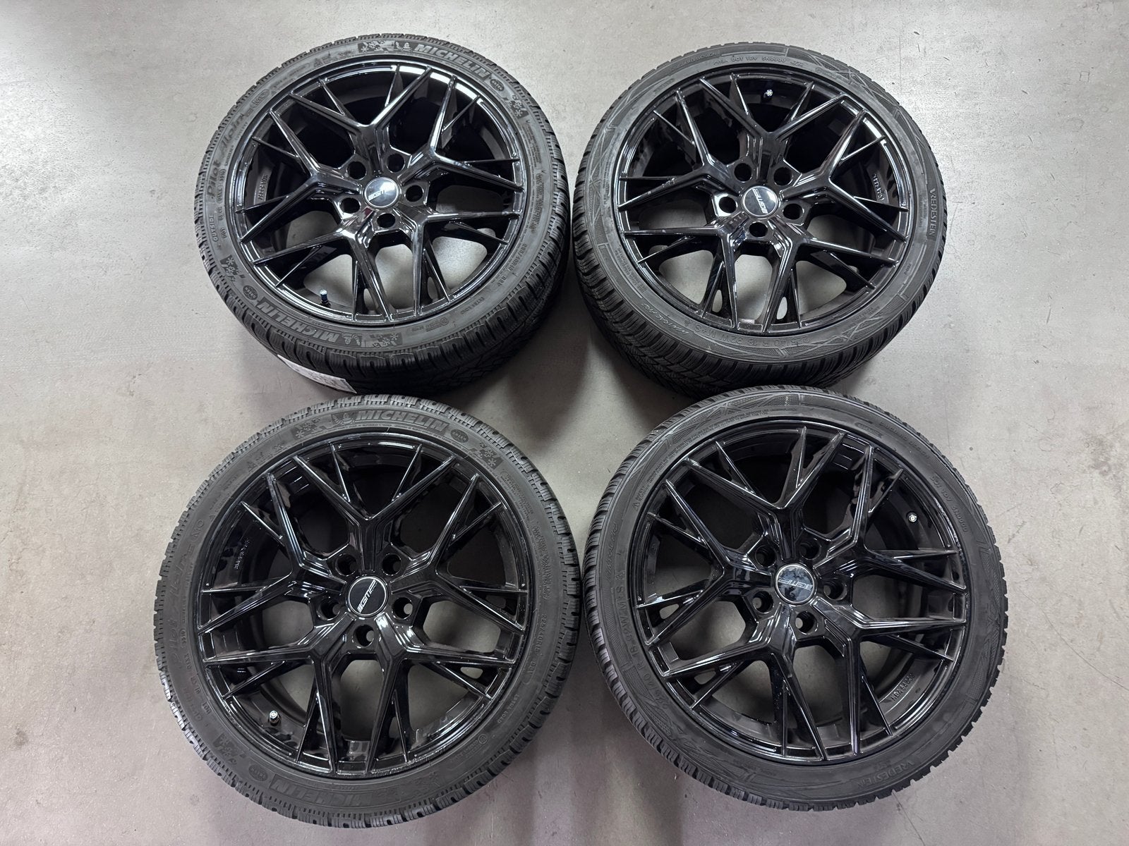 18” Renault Megane velgen met winterbanden 225 40 18, Auto-onderdelen, Ophalen, 18 inch, Gebruikt, Banden en Velgen