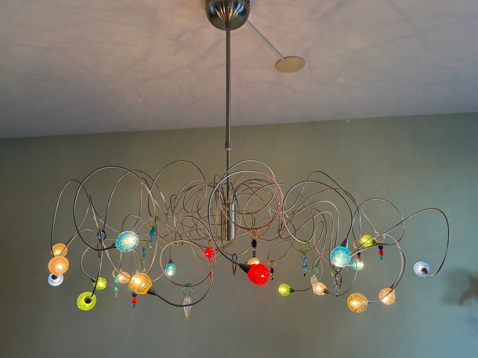 Design hanglamp met kleurrijke glazen bollen, Ophalen, Zo goed als nieuw, Glas, 50 tot 75 cm