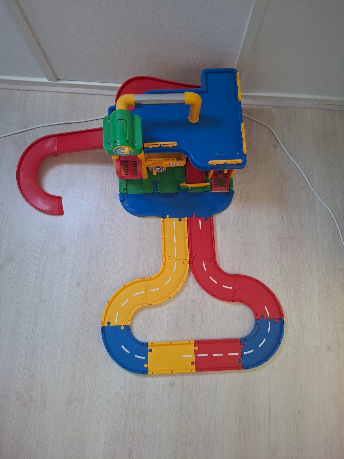 Grote speelgoedgarage met autobaan en autowasstraat, Kinderen en Baby's, Speelgoed | Speelgoedvoertuigen, Gebruikt, Ophalen
