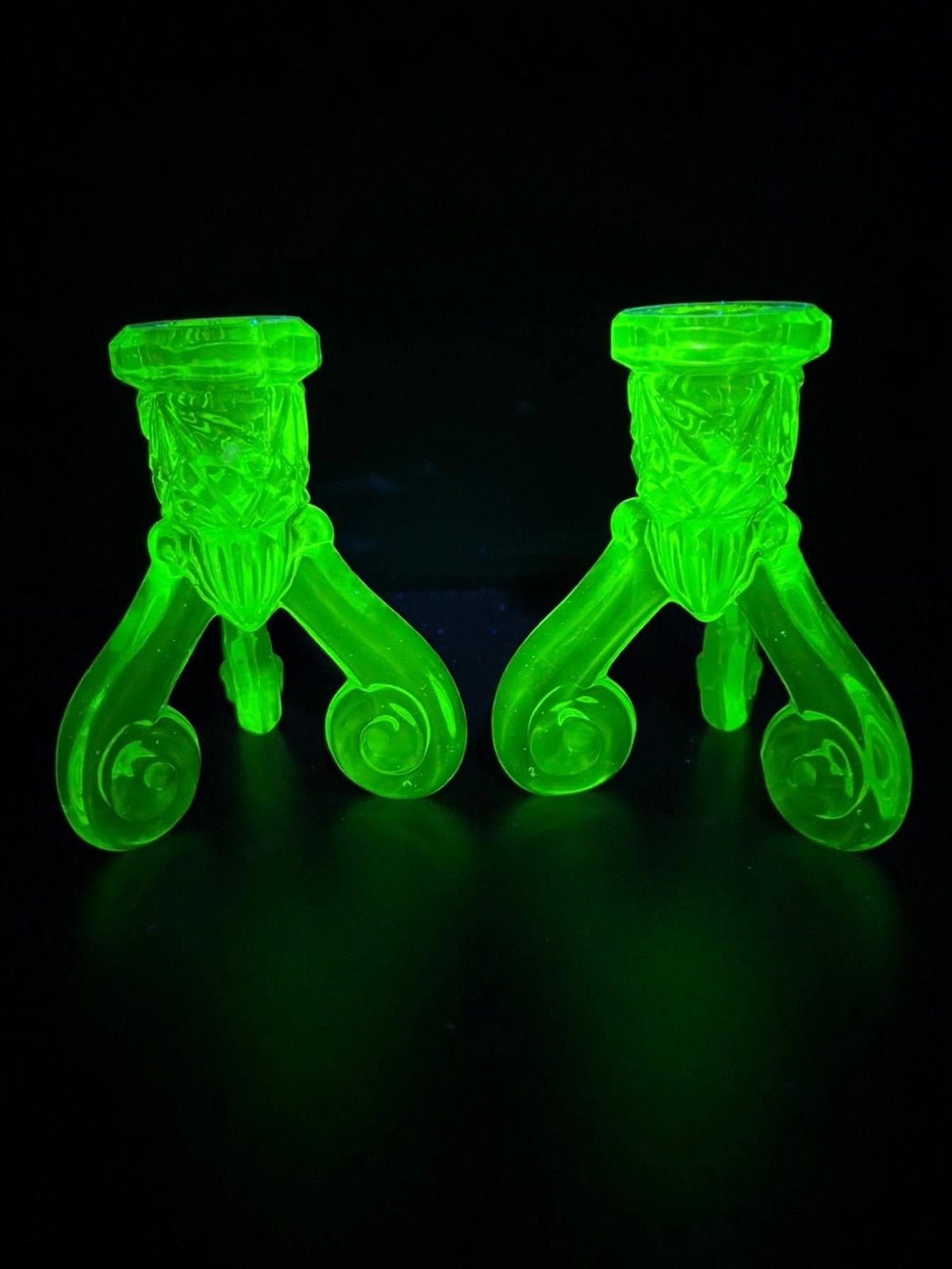 2 kandelaars Libochovice ( uranium glas ), Ophalen of Verzenden