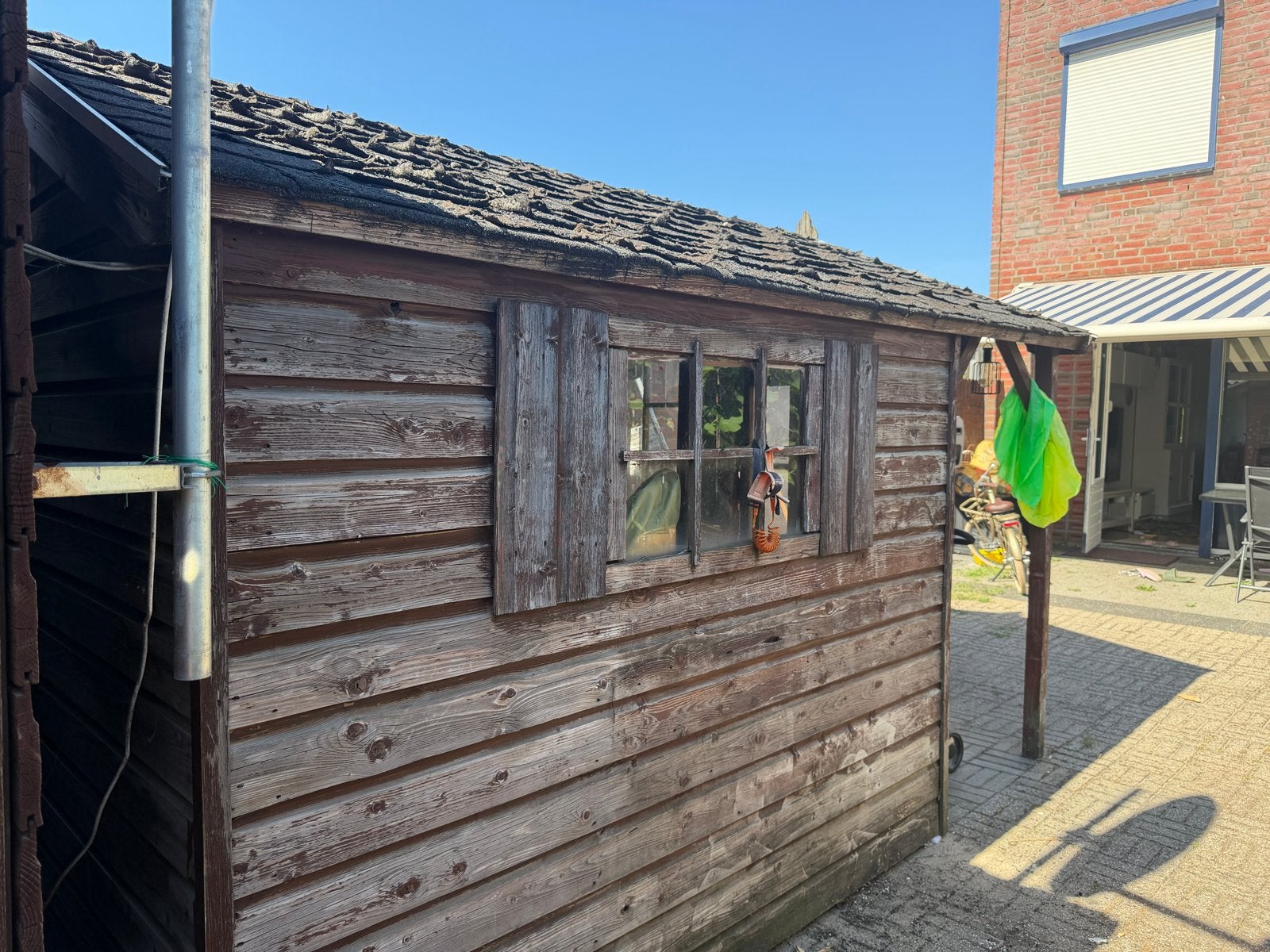 Houten schuur met overkapping en ramen, Tuin en Terras, Ophalen, 3 ramen of meer, 250 tot 500 cm, Schuur