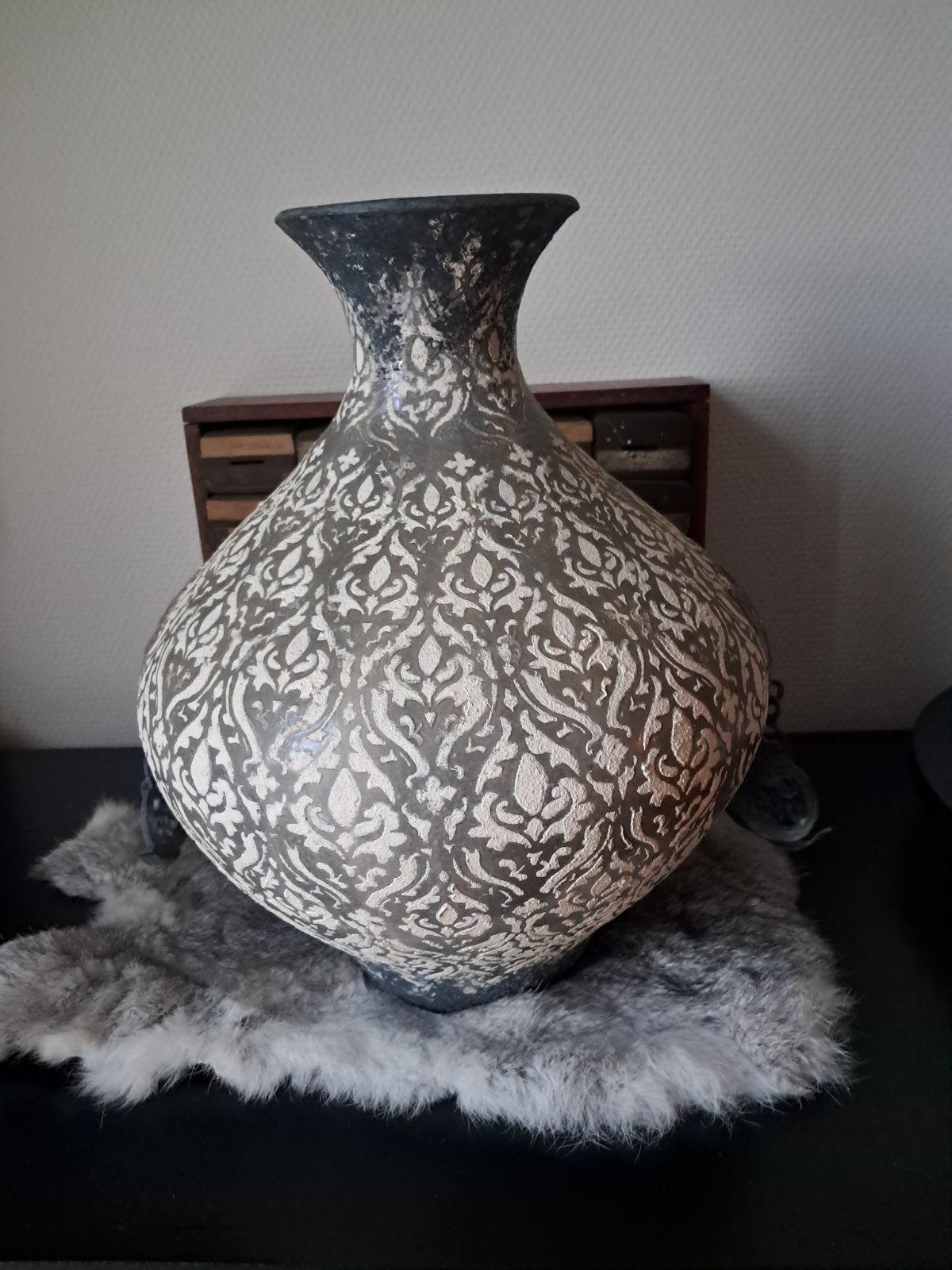 Decoratieve Vaas met ijzeren ornamenten- Hoogte 37 cm, Ophalen