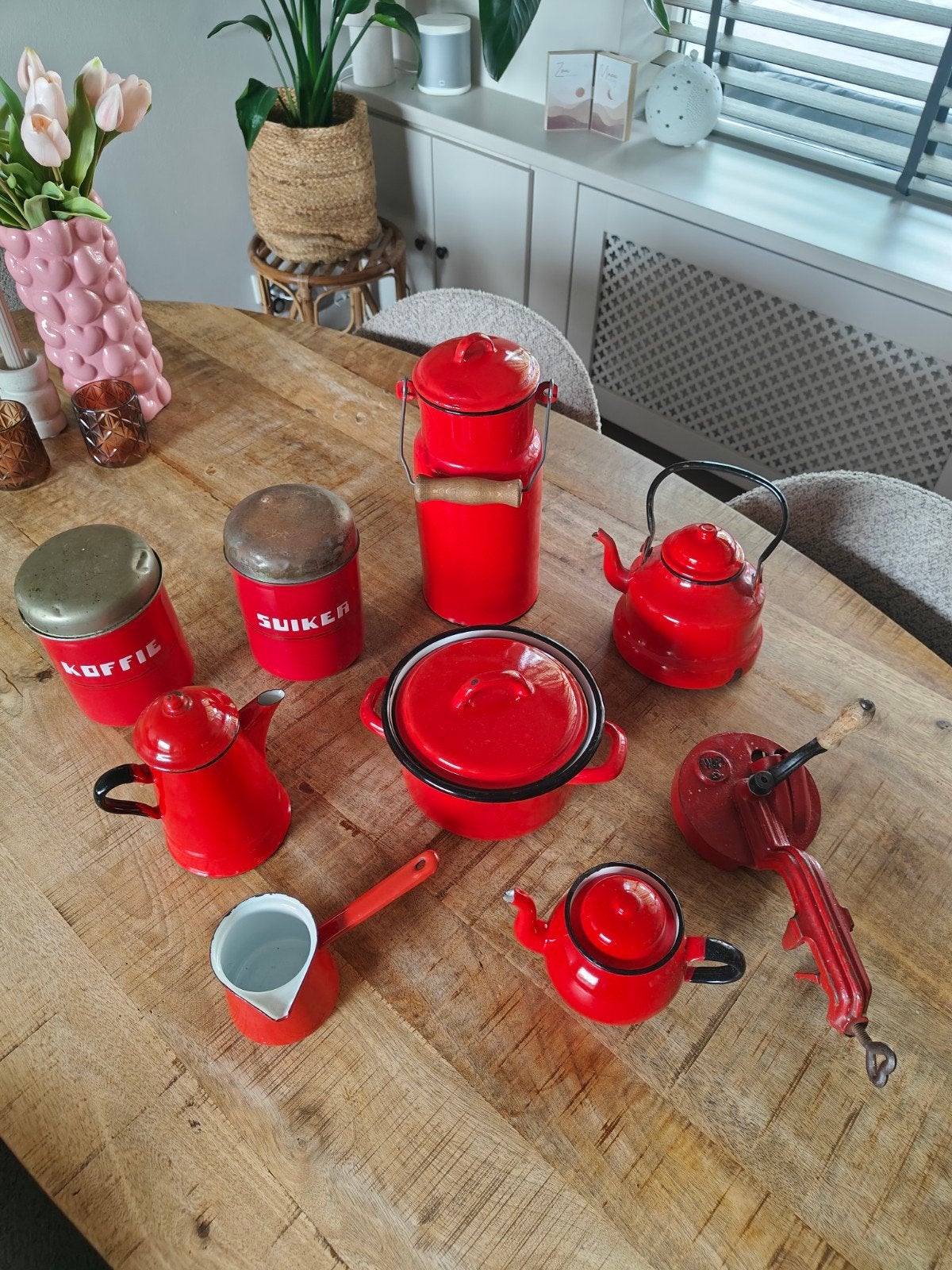 T E.A.B.- Grote set - Vintage rood emaille keukengerei set, Ophalen