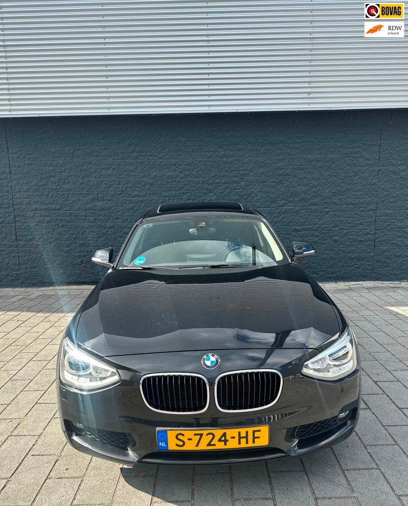 BMW 1-serie 116i automaar/airco/LM/navi/ schuifdak/ sport, Auto's, BMW, Euro 6, 4 cilinders, Zwart, 650 kg
