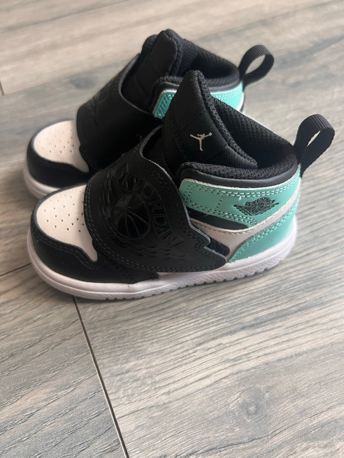Jordan 1 Mid schoenen maat 22, Kinderen en Baby's, Kinderkleding | Schoenen en Sokken, Ophalen of Verzenden, Zo goed als nieuw