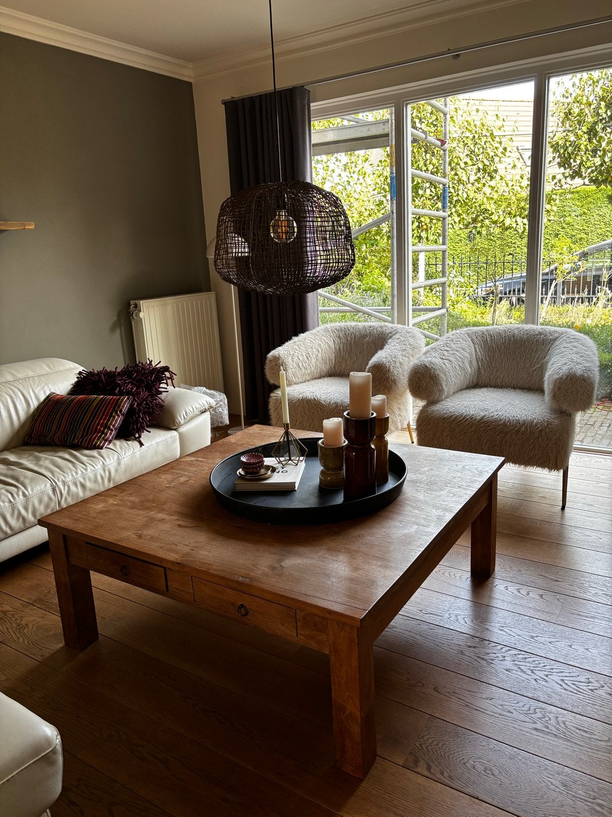 Robuuste teakhouten salontafel met lades