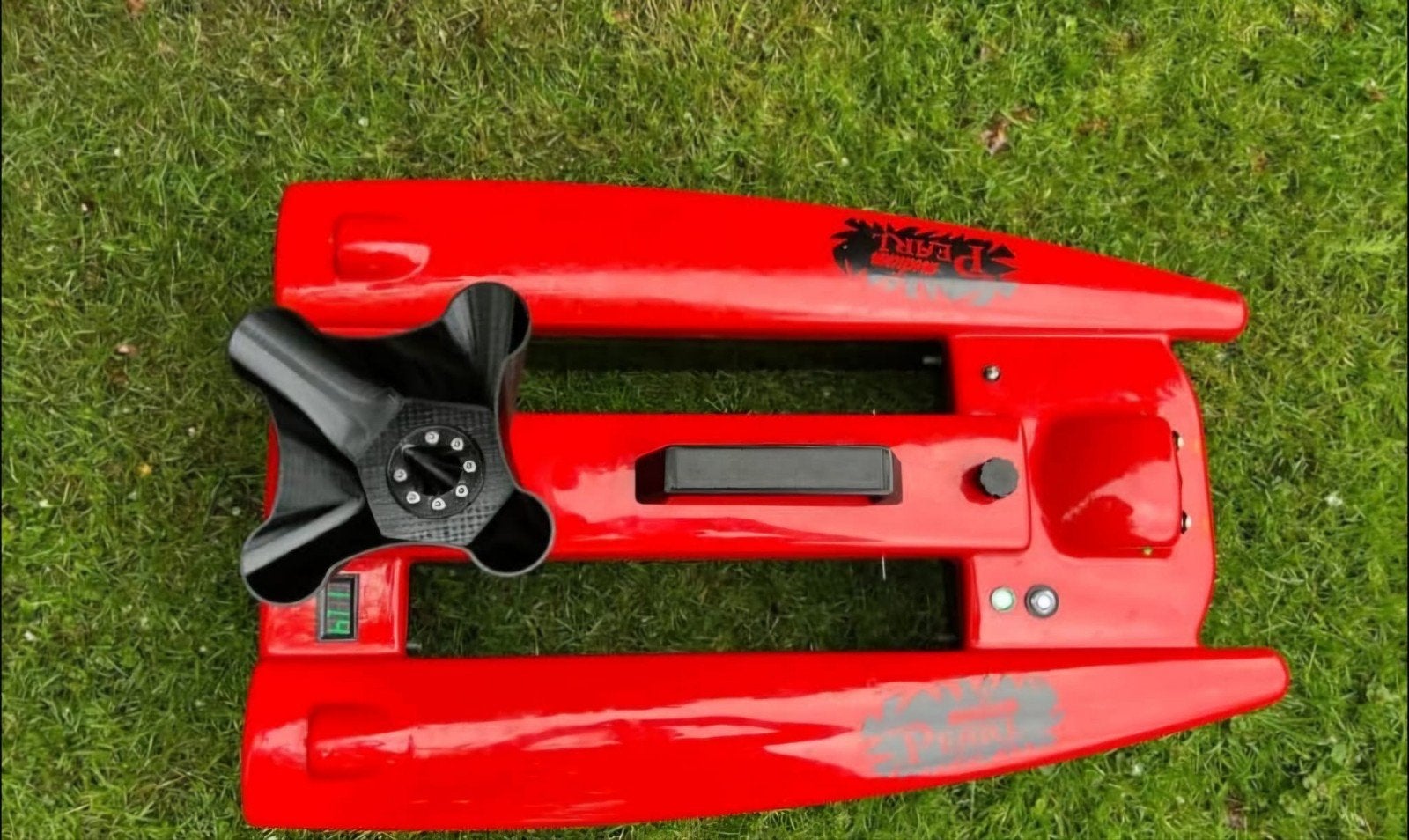 Rood zwarte Medium Pearl Voerboot, Ophalen of Verzenden, Zo goed als nieuw, Overige typen