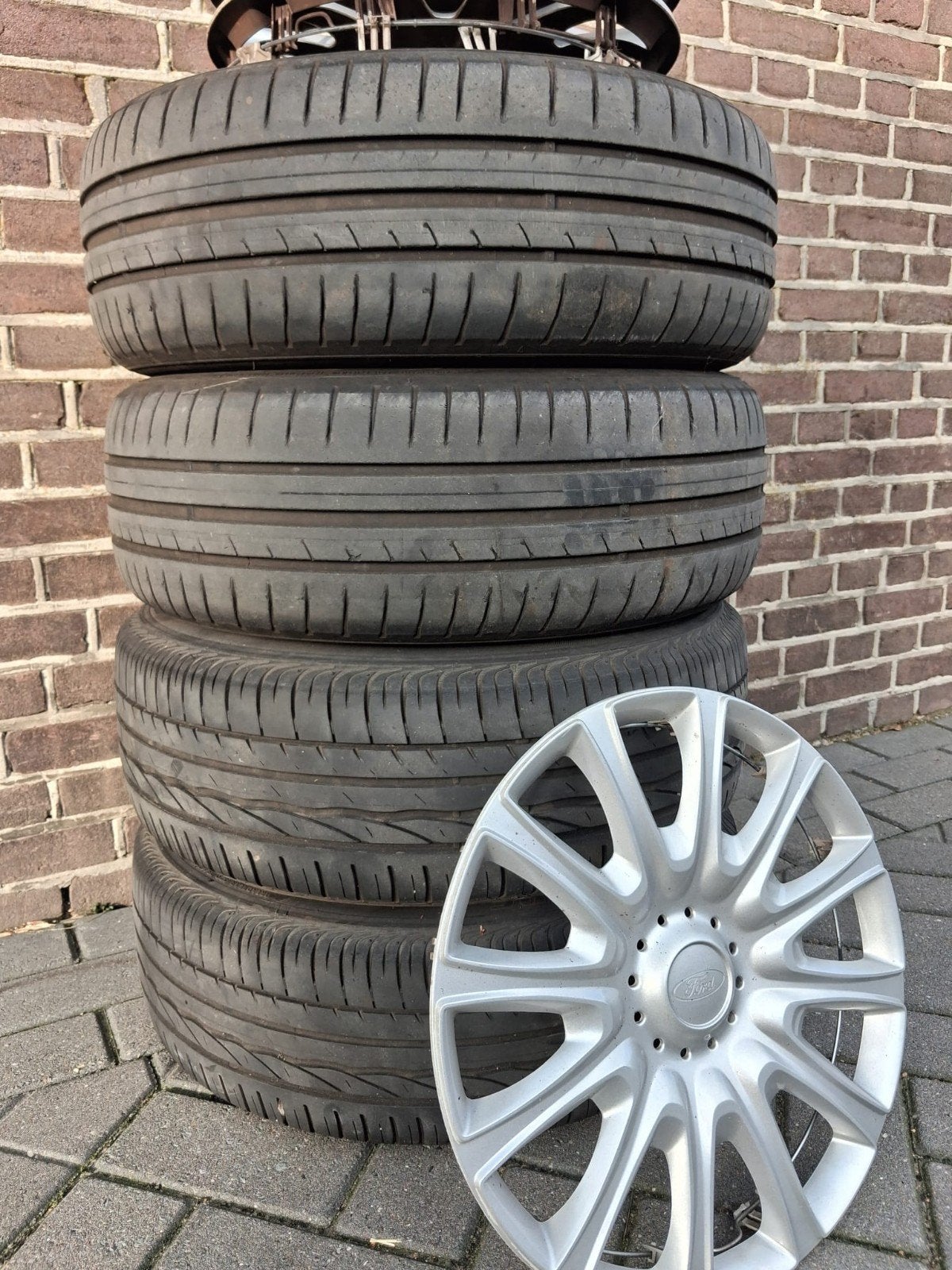 Zomerbanden met stalen velgen en Ford wieldoppen 15   inch, Auto-onderdelen, Ophalen, Gebruikt, 15 inch, Banden en Velgen