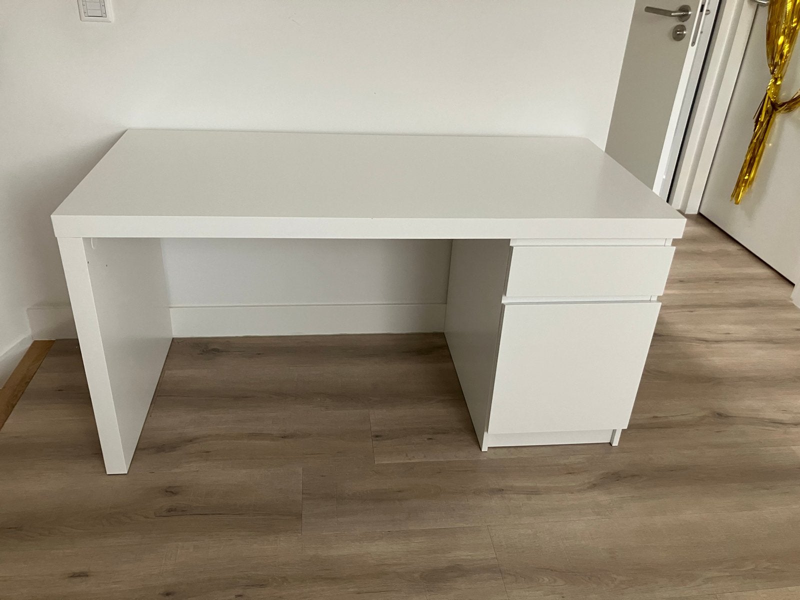 IKEA MALM Bureau wit met lade en kast - 140x65 cm, Ophalen, Gebruikt, Met lades, Spaanplaat of MDF