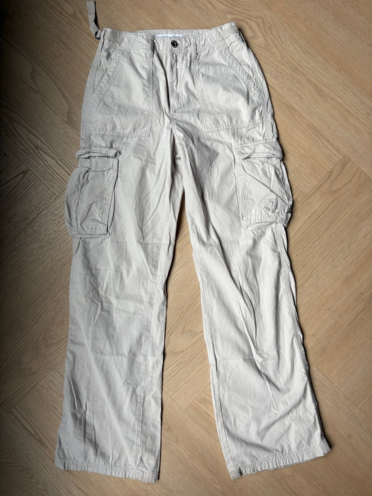 Cargo broek Bershka 38, Maat 38/40 (M), Beige, Ophalen of Verzenden, Zo goed als nieuw
