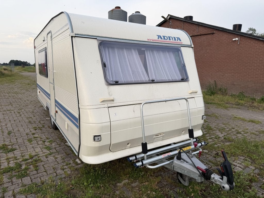 Adria 502DK 6 persoons, Caravans en Kamperen, Caravans, Overige typen, Bedrijf, Treinzit, 750 - 1000 kg
