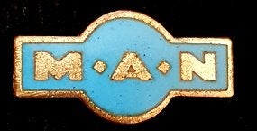 M.A.N. speld uit 60er jaren lichtblauw emaille, Verzenden, Zo goed als nieuw, Transport, Speldje of Pin