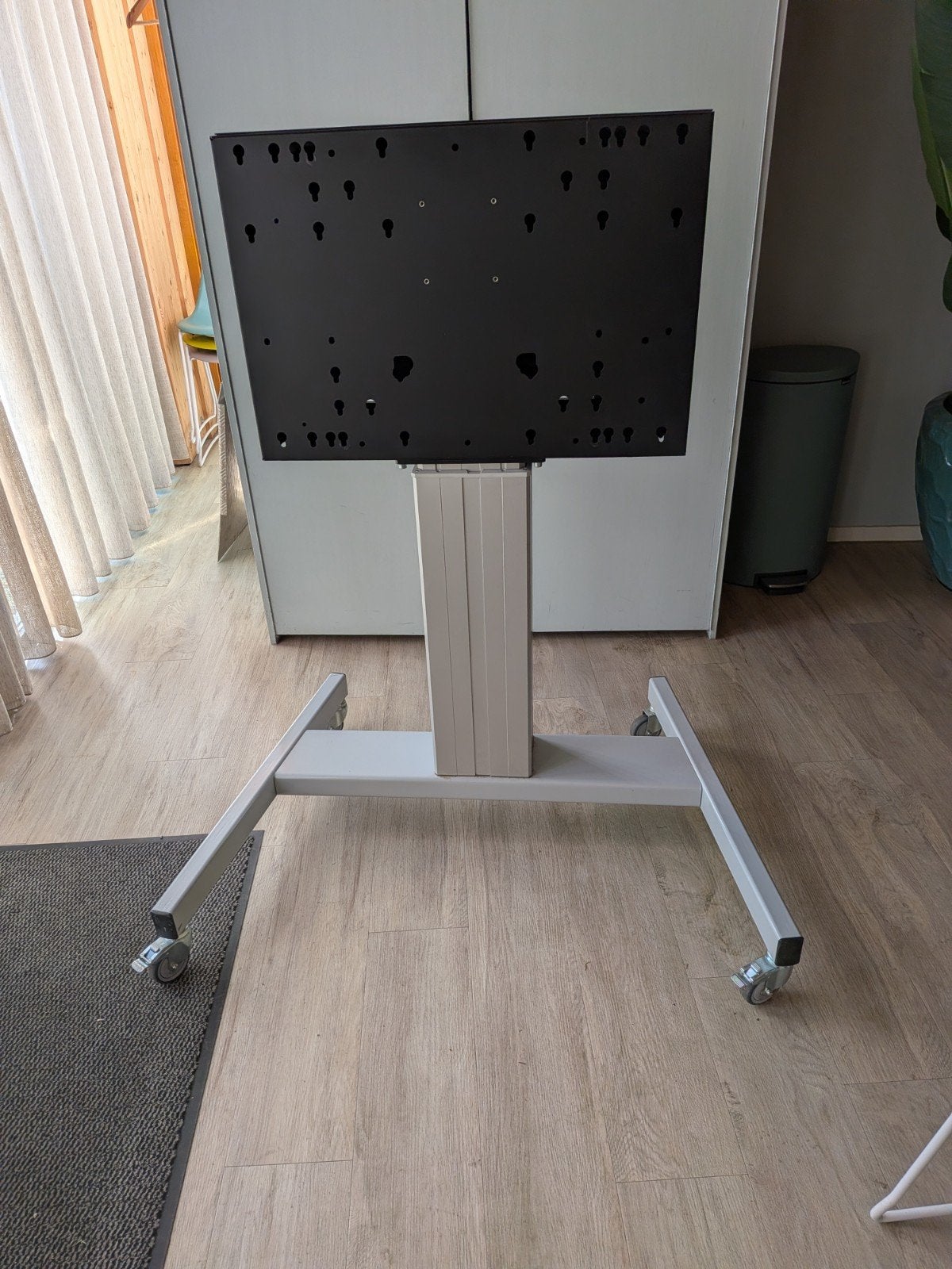 SmartMetals TV-lift (elektronisch) op wielen, max 120kg, Ophalen, Zo goed als nieuw