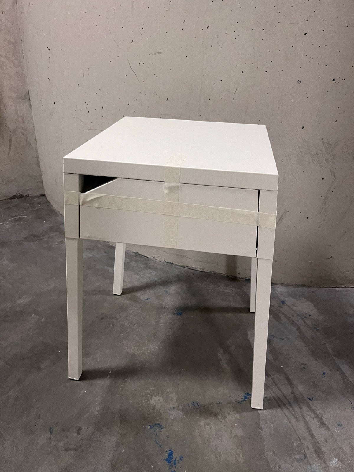 Ikea nachtkastje wit, Huis en Inrichting, Slaapkamer | Nachtkastjes, Ophalen, Gebruikt, Hout, Minder dan 45 cm