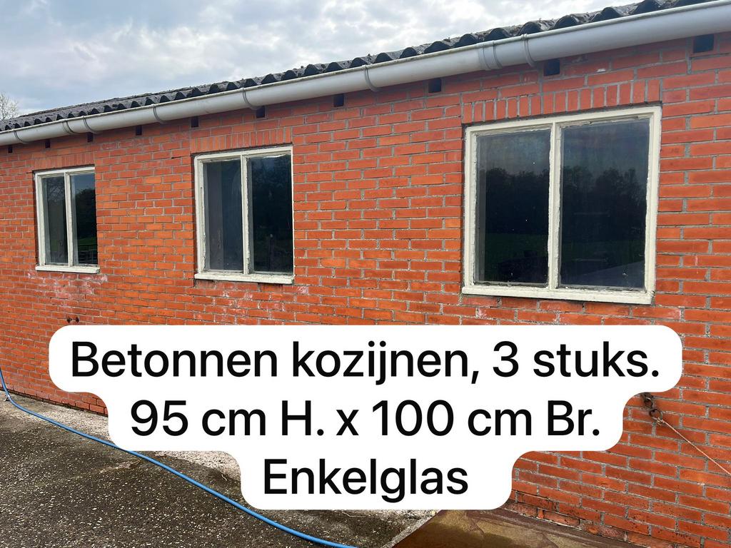 Ramen en kozijnen . Hout en kunststof. Zie fotos .150 stuks, Kunststof, 120 cm of meer, Overige typen, Minder dan 200 cm