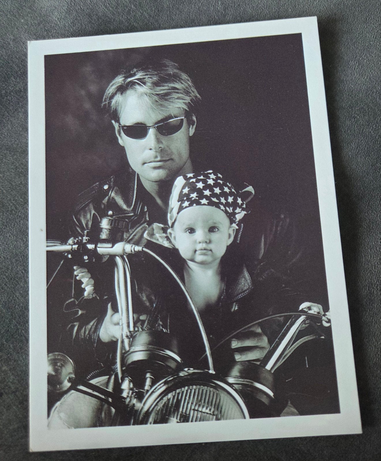 Vader en Baby op Motor, Verzamelen, Ansichtkaarten | Themakaarten, Ongelopen, 1980 tot heden, Overige thema's, Verzenden