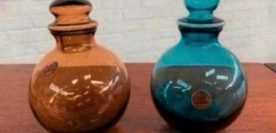 Twee kristallen karafjes met afsluitdop serie Vier Elementen, Ophalen of Verzenden