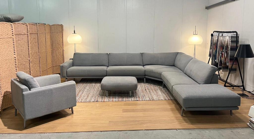 ZGAN Leolux Bellice Hoekbank + Hocker – NP: €17.500, Leolux, https://www.leolux.nl/, Hoekbank, 300 cm of meer