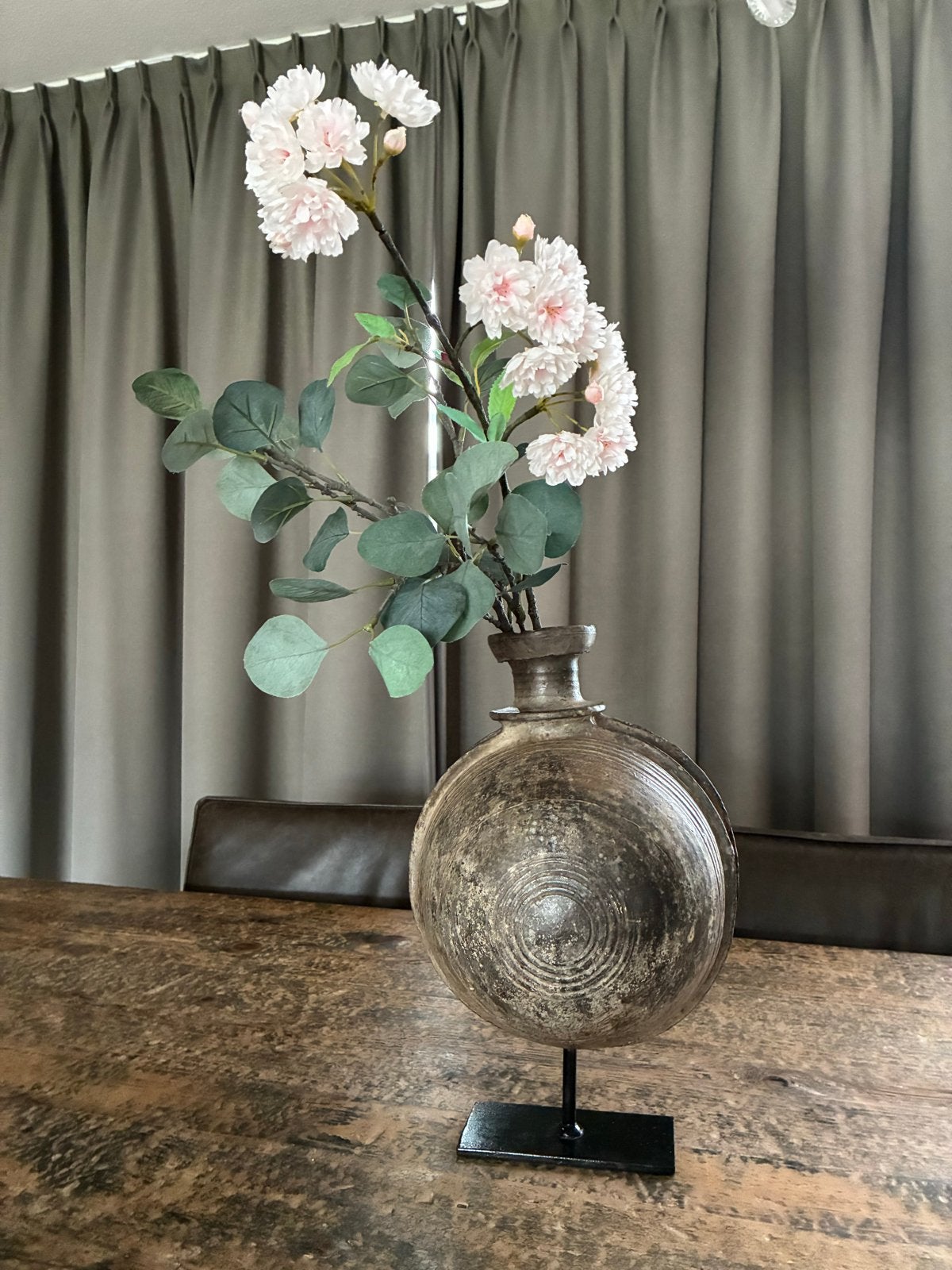 Luxe taupe stenen vaas op draaibare standaard, Ophalen, Gebruikt, 40 cm, Steen/keramiek