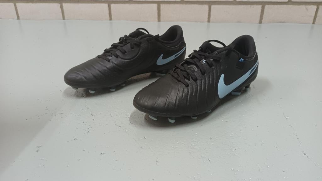 Maat 42 - Nike Tiempo Legend Voetbalschoenen Zwart/Blauw, Sport en Fitness, Voetbal, Zo goed als nieuw, Schoenen, Maat XS of kleiner