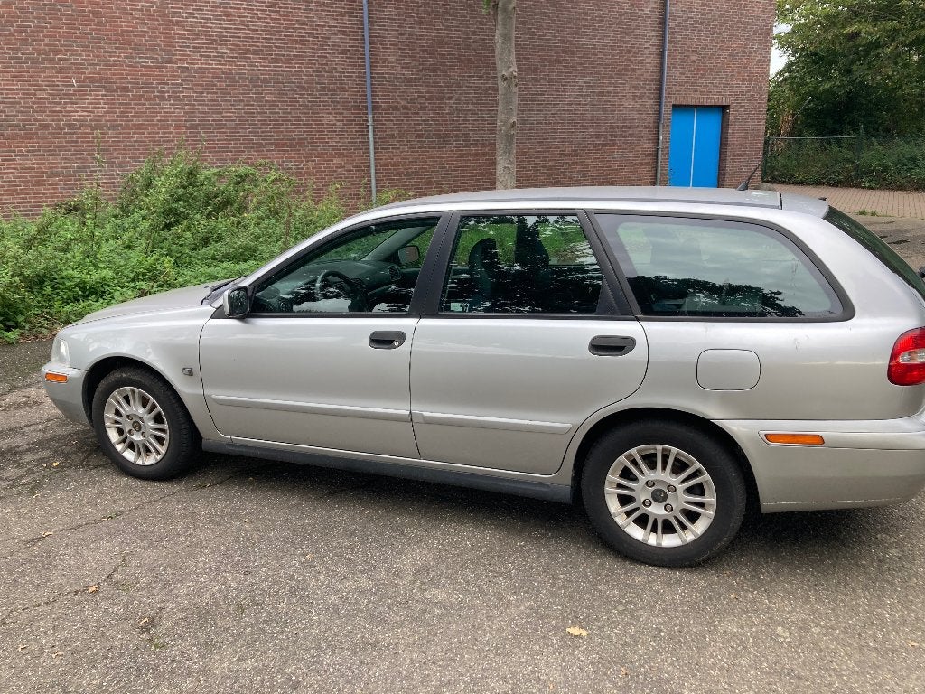 Volvo V40 1.8 2003  Airco/ stoelverwarming, Auto's, Dealer onderhouden, Zwart, 4 cilinders, Leder en Stof