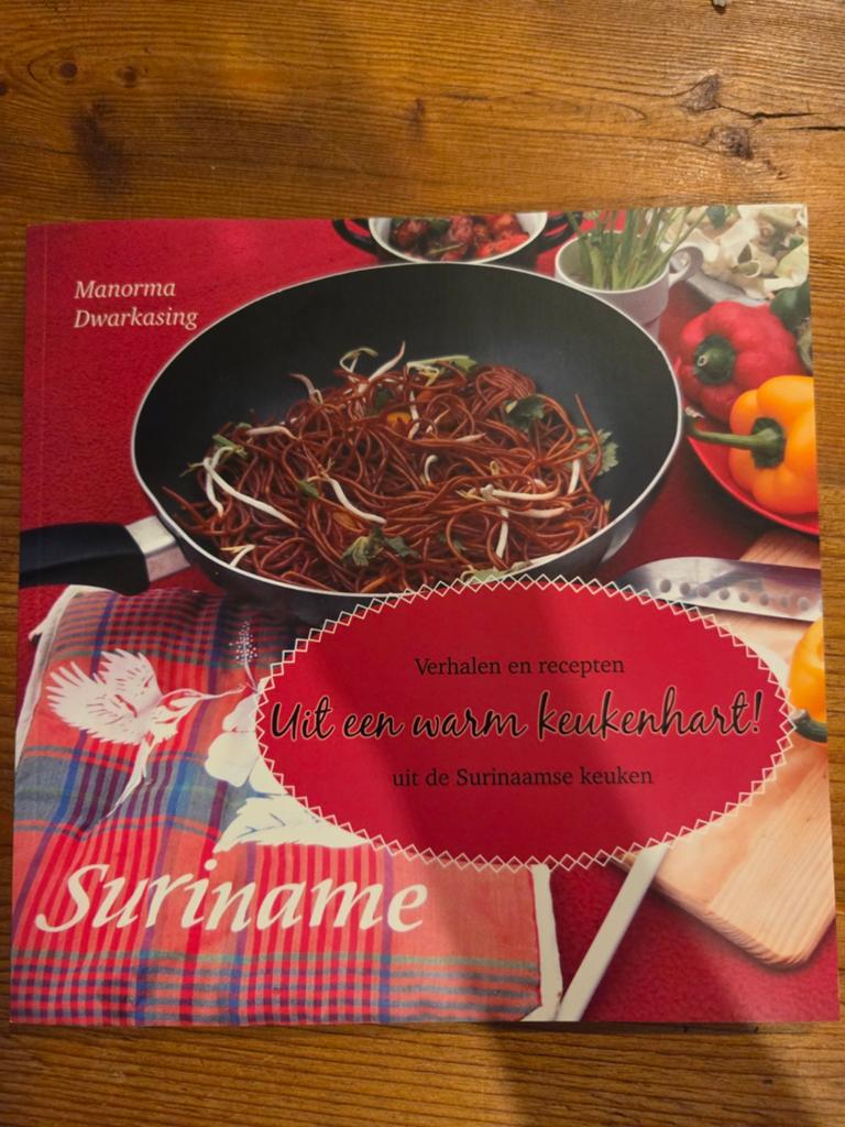 Uit een warm keukenhart! Surinaamse keuken - M. Dwarkasing, Azië en Oosters, Ophalen of Verzenden, Zo goed als nieuw, Manorma Dwarkasing