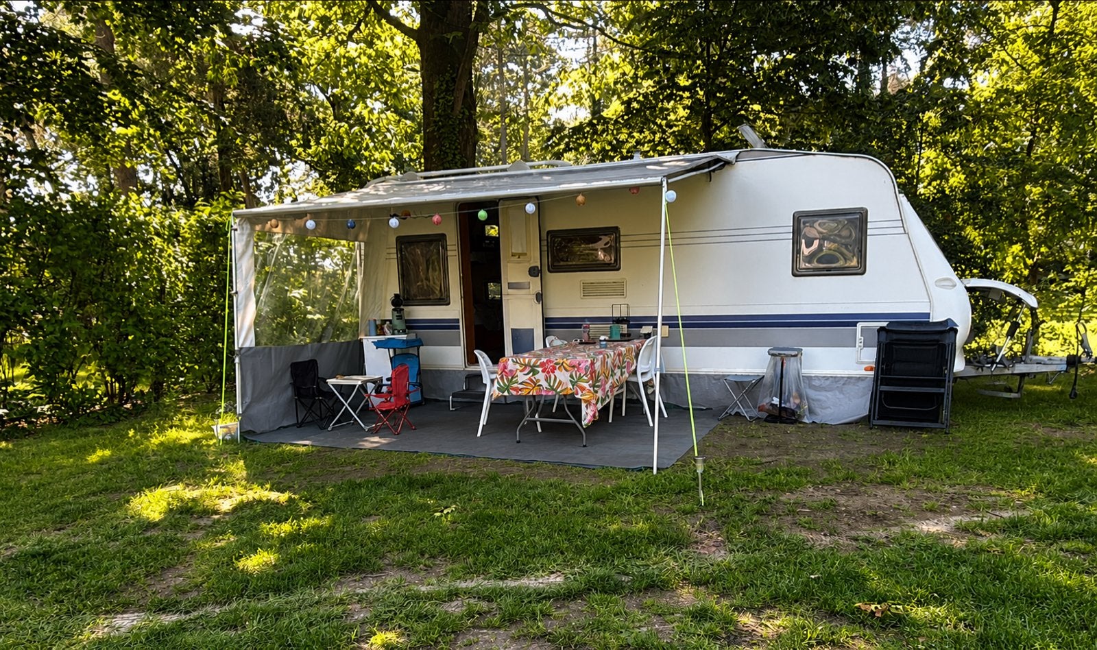 Hobby 560 KMFE 2005, Caravans en Kamperen, Caravans, Vast bed, Rondzit, Hobby, Luifel